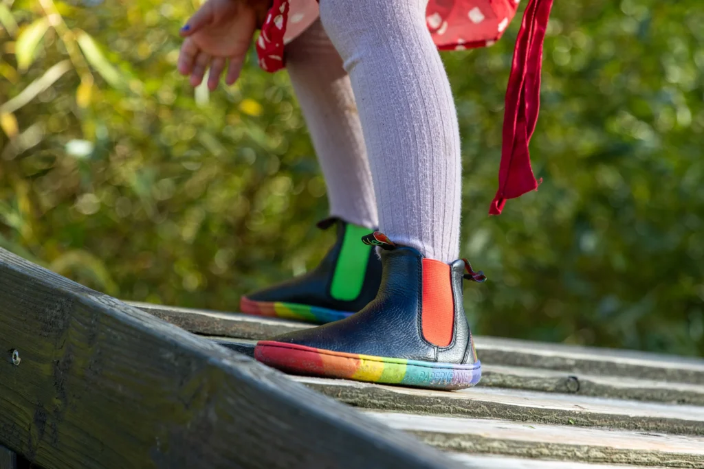 Barfodsskoen Papercrane, hvor regnbuesålen er synlig