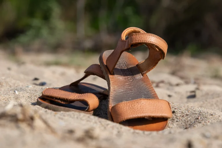 Barfodssandalen Froddo Flexy LIA i læder på en strand