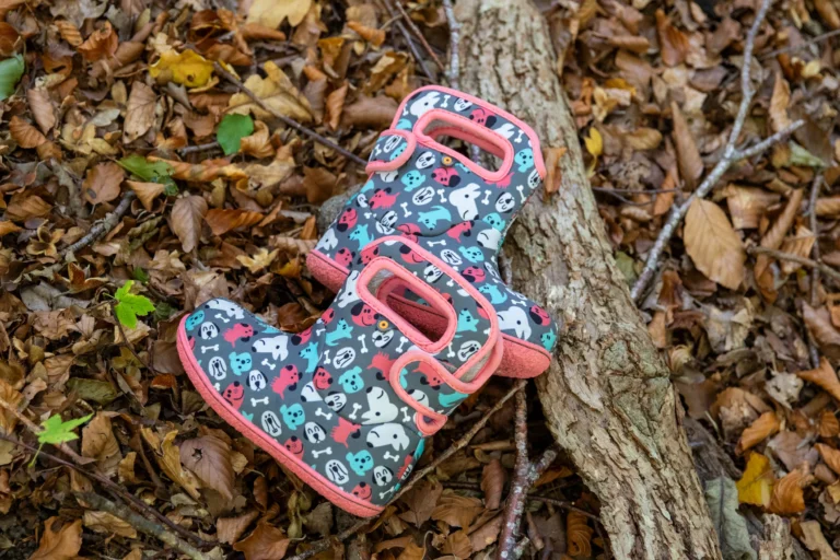 Barfodsskoen Babybogs som ligger i efterårsblade